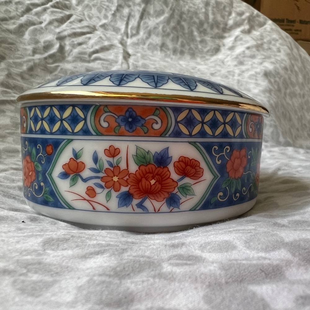 Updated 11/4/24 • T&Co  Vintage Porcelain Trinket Box.